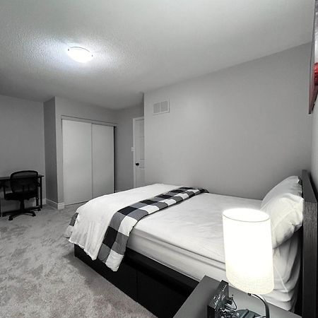 Room In Oshawa, 24/7 Security, Free Parking Exterior foto