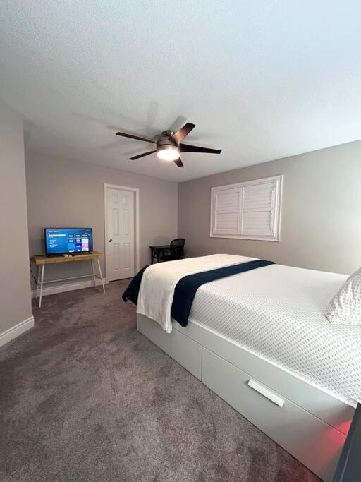 Room In Oshawa, 24/7 Security, Free Parking Exterior foto