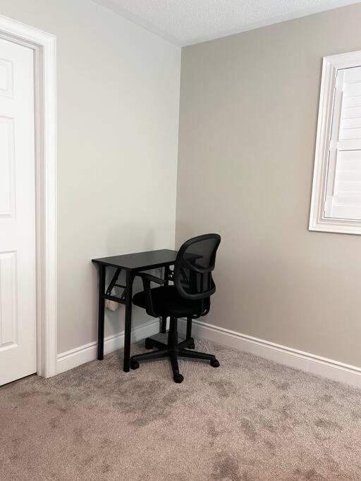 Room In Oshawa, 24/7 Security, Free Parking Exterior foto