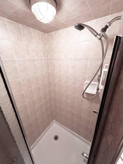 Room In Oshawa, 24/7 Security, Free Parking Exterior foto