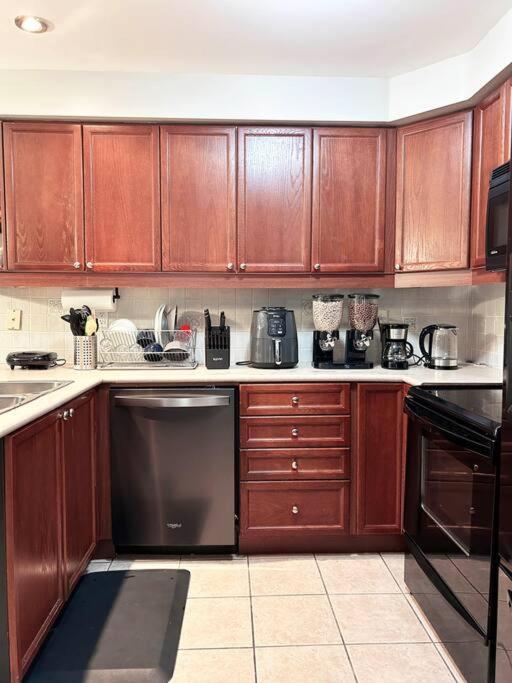 Room In Oshawa, 24/7 Security, Free Parking Exterior foto