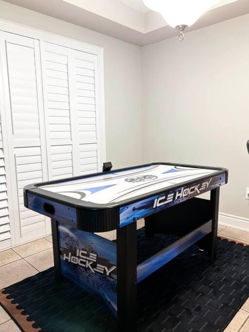 Room In Oshawa, 24/7 Security, Free Parking Exterior foto