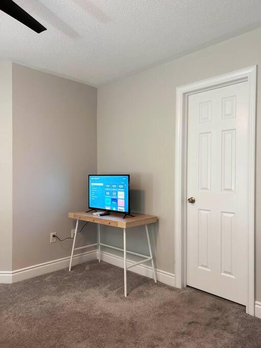 Room In Oshawa, 24/7 Security, Free Parking Exterior foto
