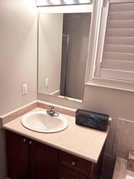 Room In Oshawa, 24/7 Security, Free Parking Exterior foto