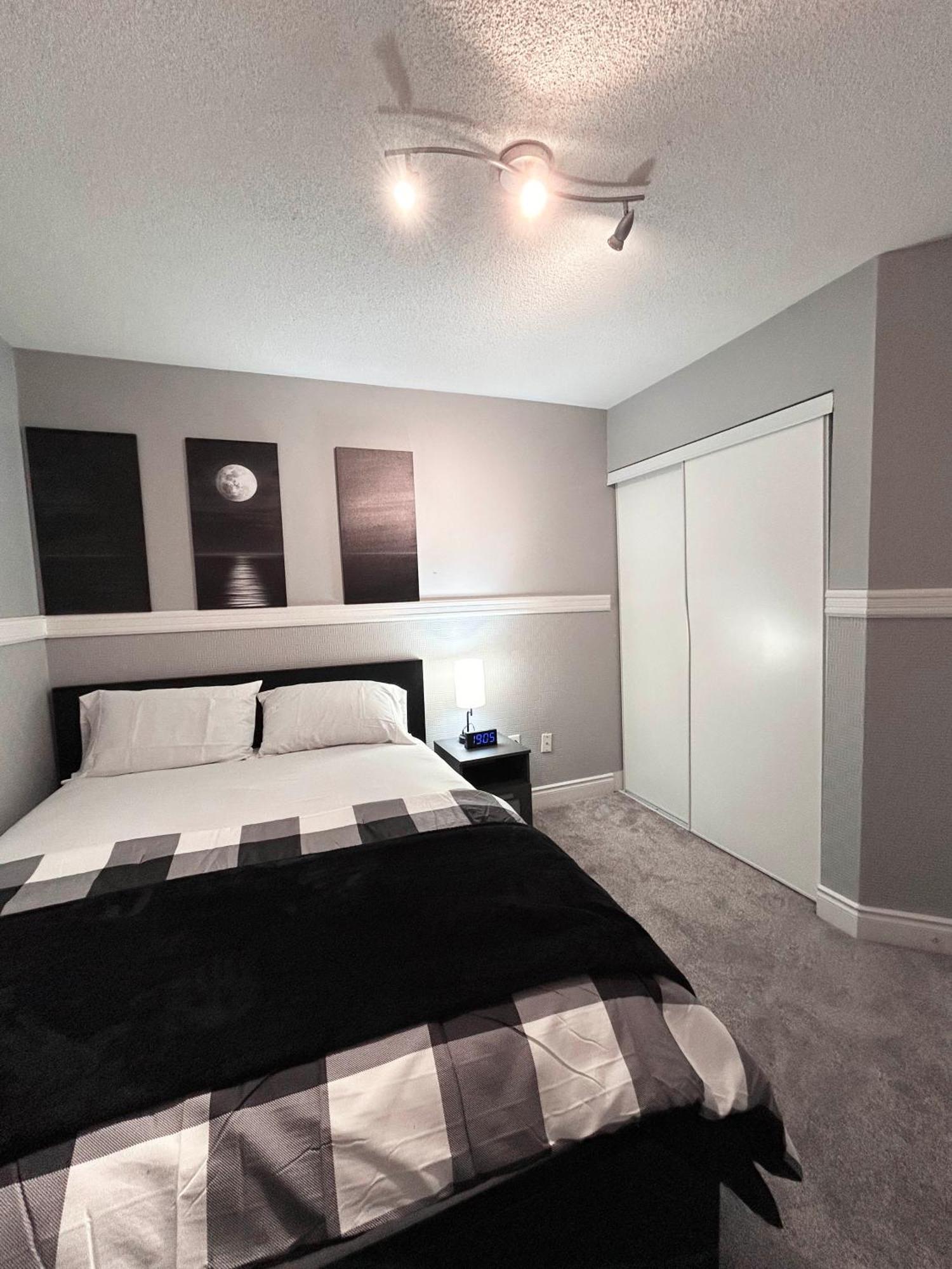Room In Oshawa, 24/7 Security, Free Parking Exterior foto